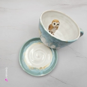 Filiżanka SOWA ceramiczna sówka ze spodkiem i uroczą SOWĄ w środku ręcznie toczona i malowana elegancka filiżanka odcienie bieli i błękitu kubek z sową kubek leśny