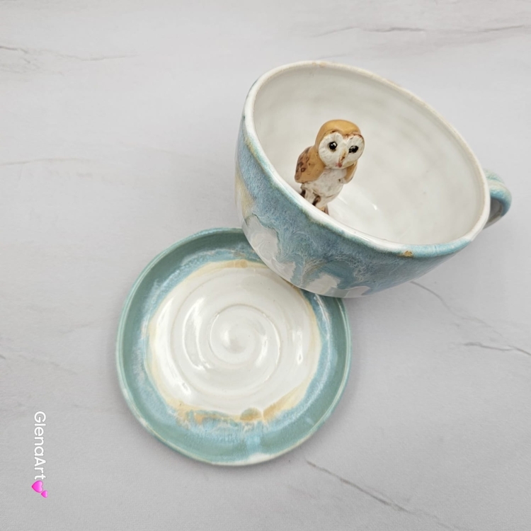 Filiżanka SOWA ceramiczna sówka ze spodkiem i uroczą SOWĄ w środku ręcznie toczona i malowana elegancka filiżanka odcienie bieli i błękitu kubek z sową kubek leśny