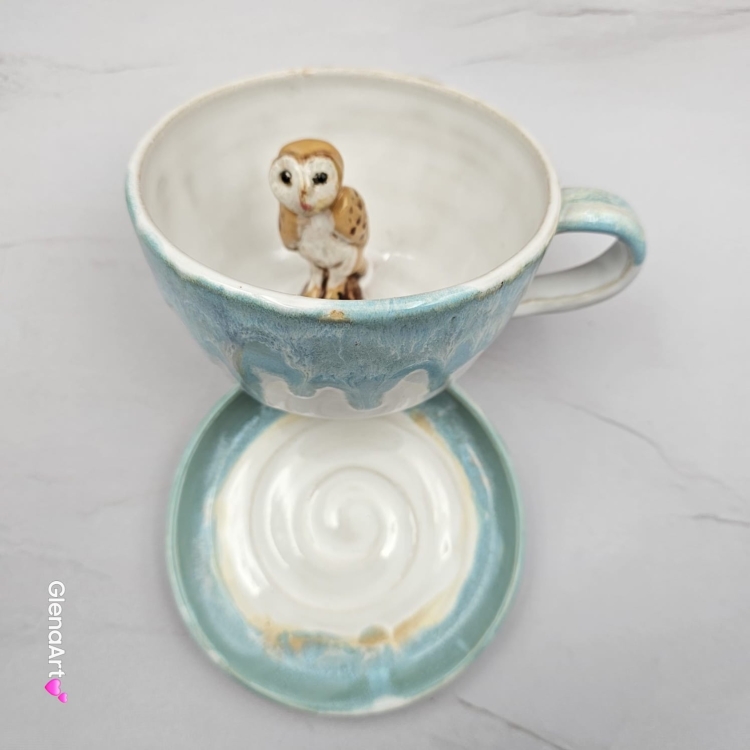 Filiżanka SOWA ceramiczna sówka ze spodkiem i uroczą SOWĄ w środku ręcznie toczona i malowana elegancka filiżanka odcienie bieli i błękitu kubek z sową kubek leśny