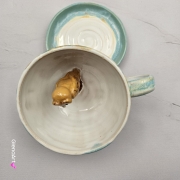 Filiżanka SOWA ceramiczna sówka ze spodkiem i uroczą SOWĄ w środku ręcznie toczona i malowana elegancka filiżanka odcienie bieli i błękitu kubek z sową kubek leśny