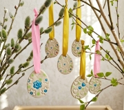 Zawieszka ozdoba ceramiczna na Wielkanoc jajko pisanka na tasiemce zawieszka gałązki bazie na brzózki ozdoba wielkanocna ręcznie lepiona do powieszenia