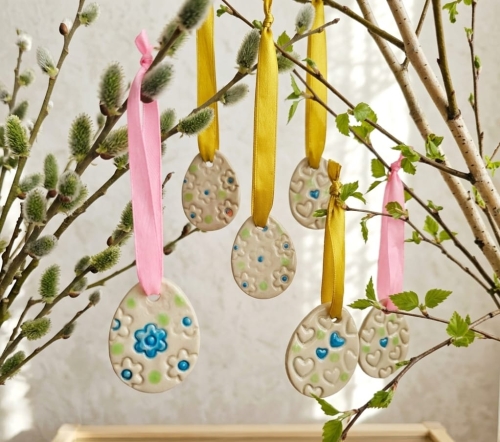 Zawieszka ozdoba ceramiczna na Wielkanoc jajko pisanka na tasiemce zawieszka gałązki bazie na brzózki ozdoba wielkanocna ręcznie lepiona do powieszenia