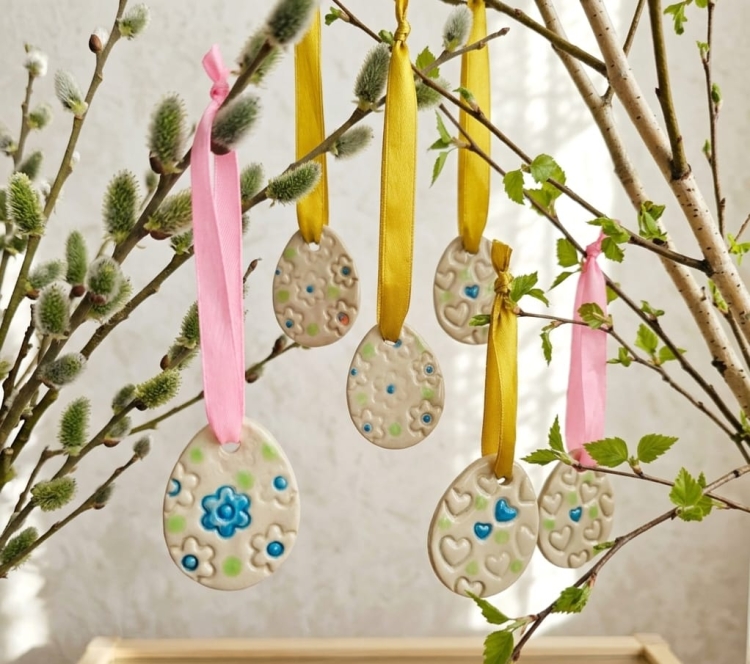 Zawieszka ozdoba ceramiczna na Wielkanoc jajko pisanka na tasiemce zawieszka gałązki bazie na brzózki ozdoba wielkanocna ręcznie lepiona do powieszenia