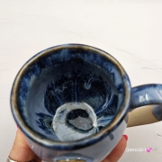 Kubek czeski beczułka z kurczakiem w kolorach przenikającej się głębi oceanu ceramiczny Glena Art beczułka kurczaczek kubek z uszkiem do kawy herbaty ulubiony kubek ceramiczny ceramika 220 ml z kurczakiem niebieskie odcienie