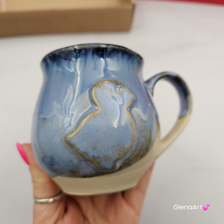 Kubek czeski beczułka z kurczakiem w kolorach przenikającej się głębi oceanu ceramiczny Glena Art beczułka kurczaczek kubek z uszkiem do kawy herbaty ulubiony kubek ceramiczny ceramika 220 ml z kurczakiem niebieskie odcienie