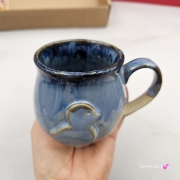 Kubek czeski beczułka z kurczakiem w kolorach przenikającej się głębi oceanu ceramiczny Glena Art beczułka kurczaczek kubek z uszkiem do kawy herbaty ulubiony kubek ceramiczny ceramika 220 ml z kurczakiem niebieskie odcienie