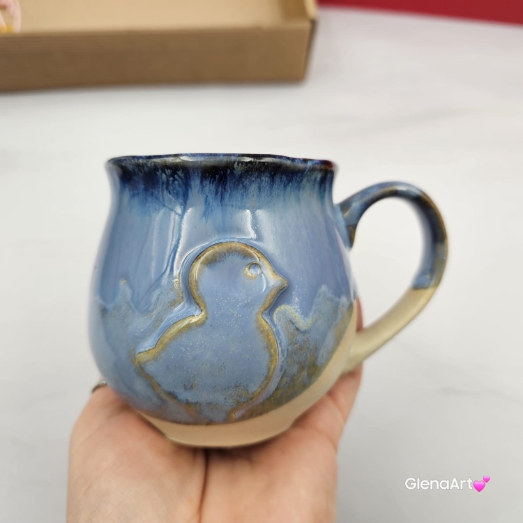 Kubek czeski beczułka z kurczakiem w kolorach przenikającej się głębi oceanu ceramiczny Glena Art beczułka kurczaczek kubek z uszkiem do kawy herbaty ulubiony kubek ceramiczny ceramika 220 ml z kurczakiem niebieskie odcienie