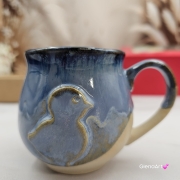 Kubek czeski beczułka z kurczakiem w kolorach przenikającej się głębi oceanu ceramiczny Glena Art beczułka kurczaczek kubek z uszkiem do kawy herbaty ulubiony kubek ceramiczny ceramika 220 ml z kurczakiem niebieskie odcienie