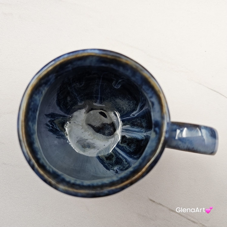 Kubek czeski beczułka z kurczakiem w kolorach przenikającej się głębi oceanu ceramiczny Glena Art beczułka kurczaczek kubek z uszkiem do kawy herbaty ulubiony kubek ceramiczny ceramika 220 ml z kurczakiem niebieskie odcienie