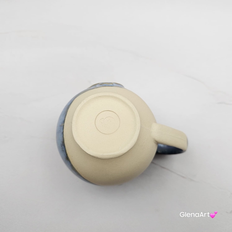 Kubek czeski beczułka z kurczakiem w kolorach przenikającej się głębi oceanu ceramiczny Glena Art beczułka kurczaczek kubek z uszkiem do kawy herbaty ulubiony kubek ceramiczny ceramika 220 ml z kurczakiem niebieskie odcienie