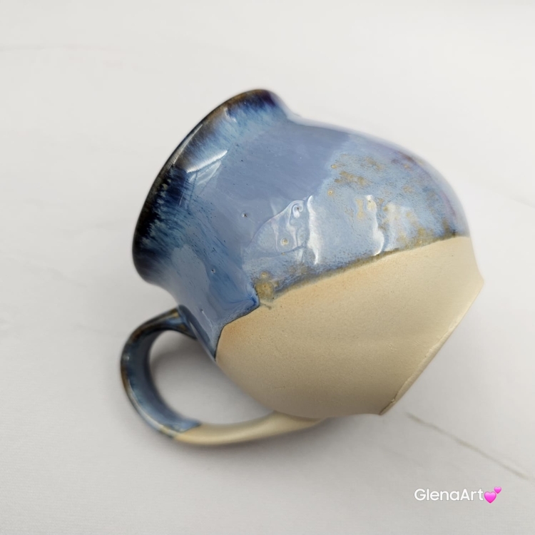 Kubek czeski beczułka z kurczakiem w kolorach przenikającej się głębi oceanu ceramiczny Glena Art beczułka kurczaczek kubek z uszkiem do kawy herbaty ulubiony kubek ceramiczny ceramika 220 ml z kurczakiem niebieskie odcienie