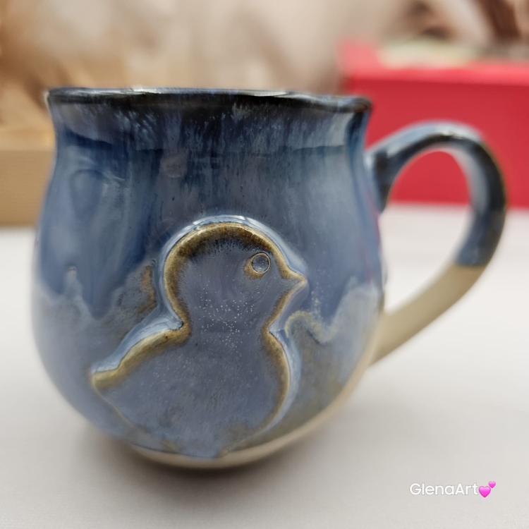 Kubek czeski beczułka z kurczakiem w kolorach przenikającej się głębi oceanu ceramiczny Glena Art beczułka kurczaczek kubek z uszkiem do kawy herbaty ulubiony kubek ceramiczny ceramika 220 ml z kurczakiem niebieskie odcienie