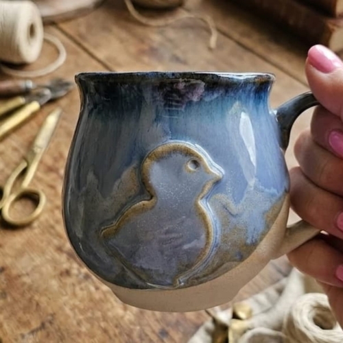 Kubek czeski beczułka z kurczakiem w kolorach przenikającej się głębi oceanu ceramiczny Glena Art beczułka kurczaczek kubek z uszkiem do kawy herbaty ulubiony kubek ceramiczny ceramika 220 ml z kurczakiem niebieskie odcienie