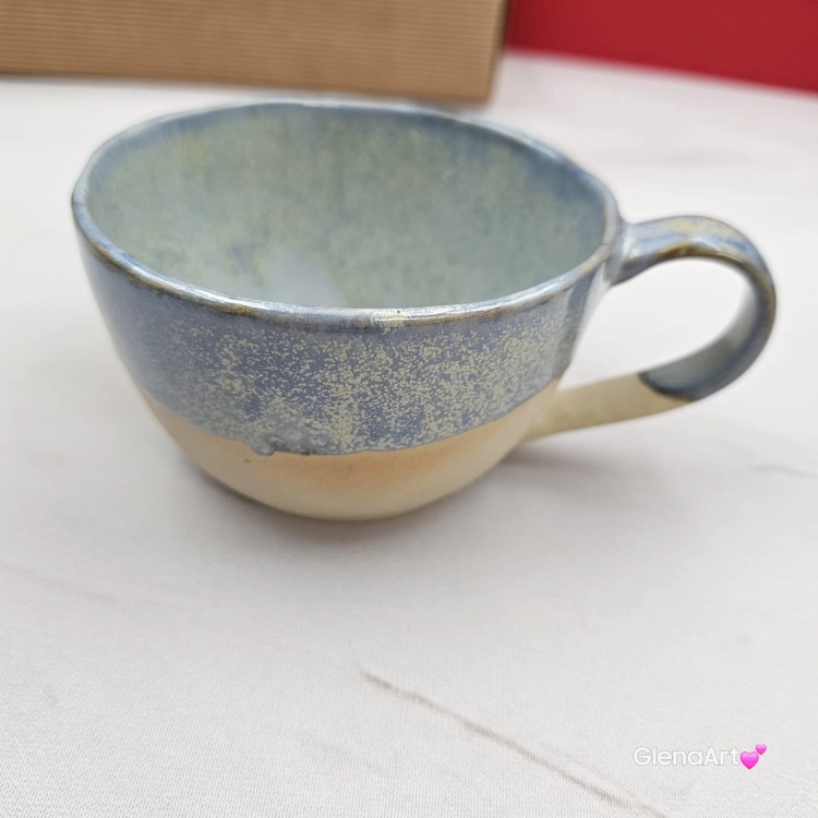 Filiżanka ceramiczna Glena Art niebieska z uszkiem do kawy herbaty ulubiony kubek ceramiczny ceramika 250 ml z małą pszczółką wewnątrz