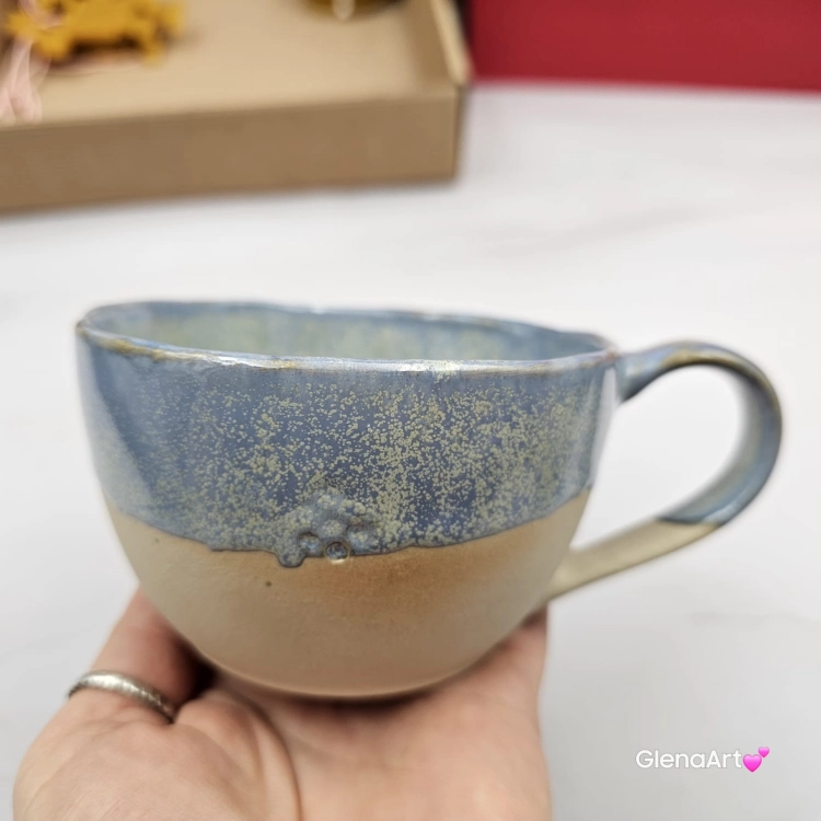 Filiżanka ceramiczna Glena Art niebieska z uszkiem do kawy herbaty ulubiony kubek ceramiczny ceramika 250 ml z małą pszczółką wewnątrz