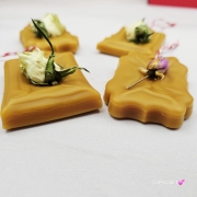 Zawieszka florencka róże pszczela ozdobna zawieszka do szafy z wosku pszczelego 100 % naturalna z suszem kwiatowym pachnąca delikatnie miodkiem na sznurku gotowa do zawieszenia woskowa zawieszka naturalna z wosku pszczelego z dodatkami