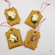Zawieszka florencka róże pszczela ozdobna zawieszka do szafy z wosku pszczelego 100 % naturalna z suszem kwiatowym pachnąca delikatnie miodkiem na sznurku gotowa do zawieszenia woskowa zawieszka naturalna z wosku pszczelego z dodatkami