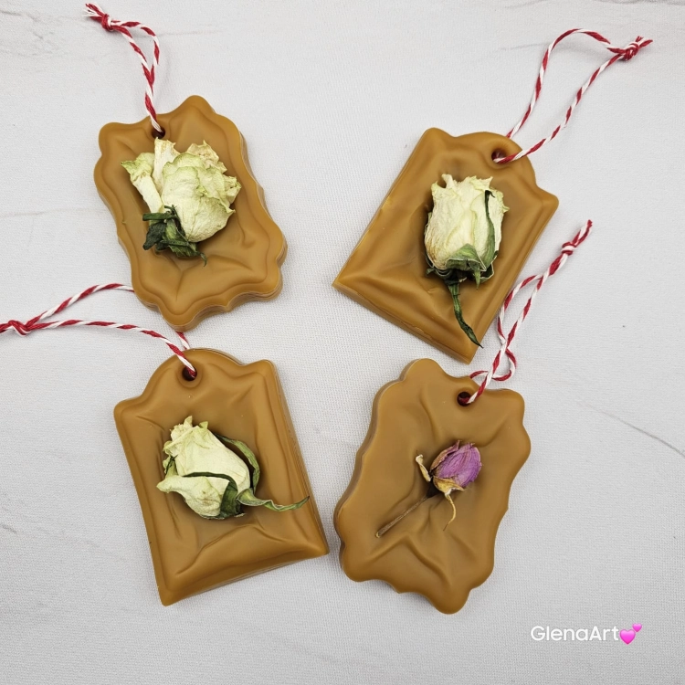 Zawieszka florencka róże pszczela ozdobna zawieszka do szafy z wosku pszczelego 100 % naturalna z suszem kwiatowym pachnąca delikatnie miodkiem na sznurku gotowa do zawieszenia woskowa zawieszka naturalna z wosku pszczelego z dodatkami