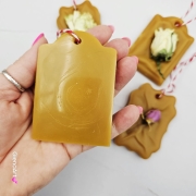 Zawieszka florencka róże pszczela ozdobna zawieszka do szafy z wosku pszczelego 100 % naturalna z suszem kwiatowym pachnąca delikatnie miodkiem na sznurku gotowa do zawieszenia woskowa zawieszka naturalna z wosku pszczelego z dodatkami