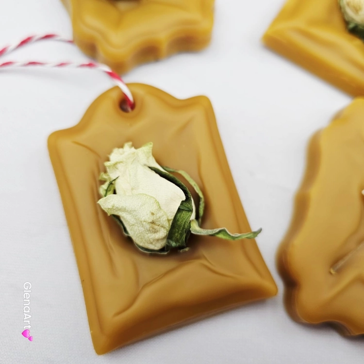 Zawieszka florencka róże pszczela ozdobna zawieszka do szafy z wosku pszczelego 100 % naturalna z suszem kwiatowym pachnąca delikatnie miodkiem na sznurku gotowa do zawieszenia woskowa zawieszka naturalna z wosku pszczelego z dodatkami
