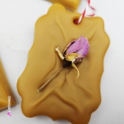 Zawieszka florencka róże pszczela ozdobna zawieszka do szafy z wosku pszczelego 100 % naturalna z suszem kwiatowym pachnąca delikatnie miodkiem na sznurku gotowa do zawieszenia woskowa zawieszka naturalna z wosku pszczelego z dodatkami