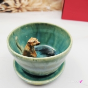 Filiżanka SURYKATKA ze spodkiem ceramiczna z uroczą SURKĄ w środku ręcznie toczona i malowana odcienie zieleni i niebieskiego kubek na prezent dla miłośnika natury piękna filiżanka w odcieniach zieleni turkusowe jeziorko surykatka