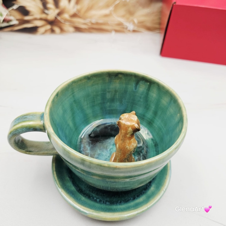 Filiżanka SURYKATKA ze spodkiem ceramiczna z uroczą SURKĄ w środku ręcznie toczona i malowana odcienie zieleni i niebieskiego kubek na prezent dla miłośnika natury piękna filiżanka w odcieniach zieleni turkusowe jeziorko surykatka