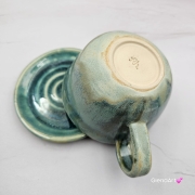 Filiżanka SURYKATKA ze spodkiem ceramiczna z uroczą SURKĄ w środku ręcznie toczona i malowana odcienie zieleni i niebieskiego kubek na prezent dla miłośnika natury piękna filiżanka w odcieniach zieleni turkusowe jeziorko surykatka