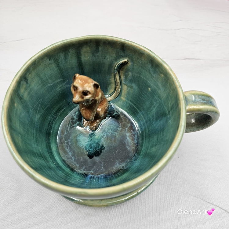Filiżanka SURYKATKA ze spodkiem ceramiczna z uroczą SURKĄ w środku ręcznie toczona i malowana odcienie zieleni i niebieskiego kubek na prezent dla miłośnika natury piękna filiżanka w odcieniach zieleni turkusowe jeziorko surykatka