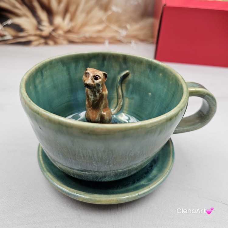 Filiżanka SURYKATKA ze spodkiem ceramiczna z uroczą SURKĄ w środku ręcznie toczona i malowana odcienie zieleni i niebieskiego kubek na prezent dla miłośnika natury piękna filiżanka w odcieniach zieleni turkusowe jeziorko surykatka