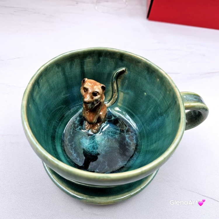 Filiżanka SURYKATKA ze spodkiem ceramiczna z uroczą SURKĄ w środku ręcznie toczona i malowana odcienie zieleni i niebieskiego kubek na prezent dla miłośnika natury piękna filiżanka w odcieniach zieleni turkusowe jeziorko surykatka