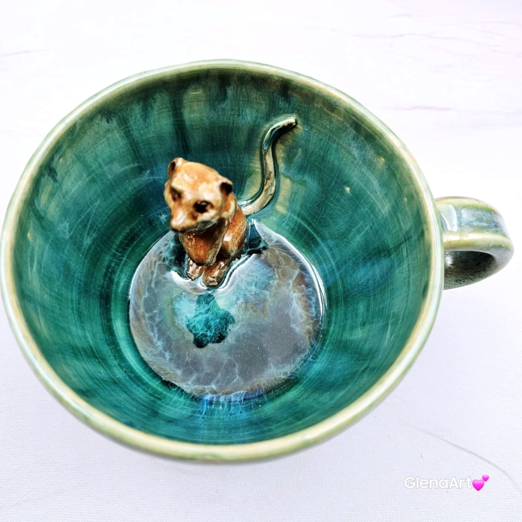 Filiżanka SURYKATKA ze spodkiem ceramiczna z uroczą SURKĄ w środku ręcznie toczona i malowana odcienie zieleni i niebieskiego kubek na prezent dla miłośnika natury piękna filiżanka w odcieniach zieleni turkusowe jeziorko surykatka