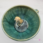 Filiżanka z SOWĄ i spodkiem ceramiczna zielono - niebieska w środku SÓWKA ręcznie toczona i malowana odcienie zieleni kubek zielony prezent dla nauczyciela piękna filiżanka w odcieniach zieleni turkusowe jeziorko z SOWĄ