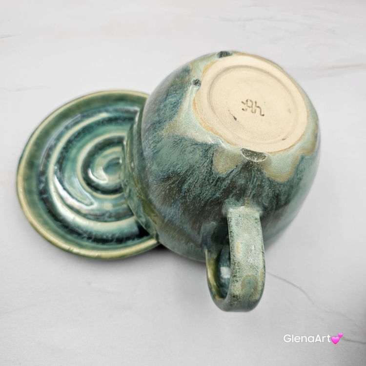 Filiżanka z SOWĄ i spodkiem ceramiczna zielono - niebieska w środku SÓWKA ręcznie toczona i malowana odcienie zieleni kubek zielony prezent dla nauczyciela piękna filiżanka w odcieniach zieleni turkusowe jeziorko z SOWĄ