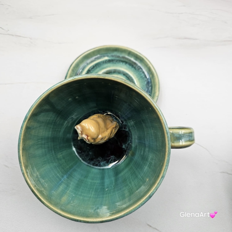 Filiżanka z SOWĄ i spodkiem ceramiczna zielono - niebieska w środku SÓWKA ręcznie toczona i malowana odcienie zieleni kubek zielony prezent dla nauczyciela piękna filiżanka w odcieniach zieleni turkusowe jeziorko z SOWĄ