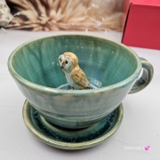 Filiżanka z SOWĄ i spodkiem ceramiczna zielono - niebieska w środku SÓWKA ręcznie toczona i malowana odcienie zieleni kubek zielony prezent dla nauczyciela piękna filiżanka w odcieniach zieleni turkusowe jeziorko z SOWĄ