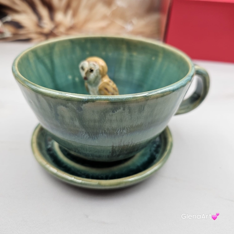 Filiżanka z SOWĄ i spodkiem ceramiczna zielono - niebieska w środku SÓWKA ręcznie toczona i malowana odcienie zieleni kubek zielony prezent dla nauczyciela piękna filiżanka w odcieniach zieleni turkusowe jeziorko z SOWĄ