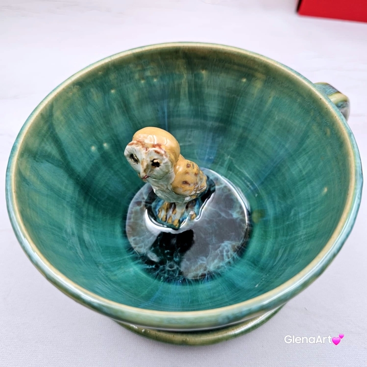 Filiżanka z SOWĄ i spodkiem ceramiczna zielono - niebieska w środku SÓWKA ręcznie toczona i malowana odcienie zieleni kubek zielony prezent dla nauczyciela piękna filiżanka w odcieniach zieleni turkusowe jeziorko z SOWĄ