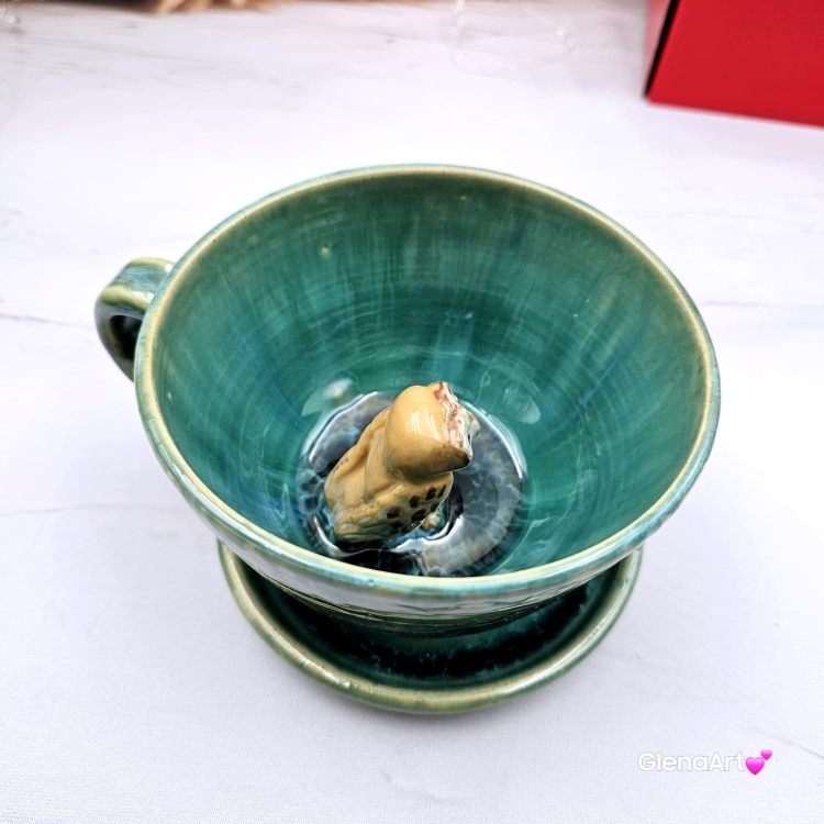 Filiżanka z SOWĄ i spodkiem ceramiczna zielono - niebieska w środku SÓWKA ręcznie toczona i malowana odcienie zieleni kubek zielony prezent dla nauczyciela piękna filiżanka w odcieniach zieleni turkusowe jeziorko z SOWĄ