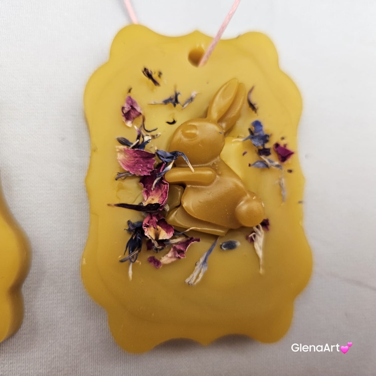 Zawieszka ozdoba wielkanocna florencka ozdoba wielkanocna z wosku pszczelego 100 % naturalna na sznurku naturalnym zawieszka na gałązki wierzby lub brzózki wielkanocne zawieszka motyw wielkanocny wosk pszczeli zawieszka naturalna wiosenna