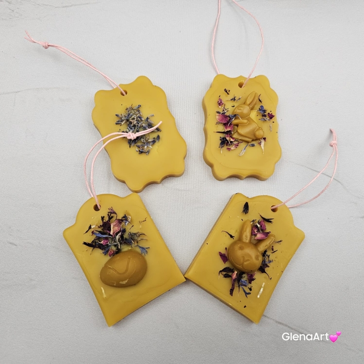 Zawieszka ozdoba wielkanocna florencka ozdoba wielkanocna z wosku pszczelego 100 % naturalna na sznurku naturalnym zawieszka na gałązki wierzby lub brzózki wielkanocne zawieszka motyw wielkanocny wosk pszczeli zawieszka naturalna wiosenna