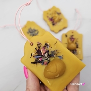 Zawieszka ozdoba wielkanocna florencka ozdoba wielkanocna z wosku pszczelego 100 % naturalna na sznurku naturalnym zawieszka na gałązki wierzby lub brzózki wielkanocne zawieszka motyw wielkanocny wosk pszczeli zawieszka naturalna wiosenna