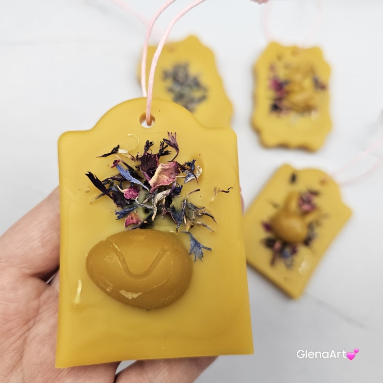 Zawieszka ozdoba wielkanocna florencka ozdoba wielkanocna z wosku pszczelego 100 % naturalna na sznurku naturalnym zawieszka na gałązki wierzby lub brzózki wielkanocne zawieszka motyw wielkanocny wosk pszczeli zawieszka naturalna wiosenna