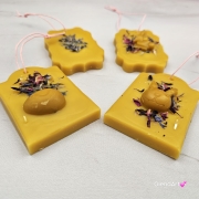 Zawieszka ozdoba wielkanocna florencka ozdoba wielkanocna z wosku pszczelego 100 % naturalna na sznurku naturalnym zawieszka na gałązki wierzby lub brzózki wielkanocne zawieszka motyw wielkanocny wosk pszczeli zawieszka naturalna wiosenna