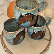Duży kubek ceramiczny z brązowym KONIEM na zewnątrz ręcznie toczony i malowany