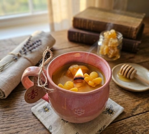 Świec pszczela w ceramice świeczka z wosku pszczelego wosk pszczeli w beczułce ceramicznej naturalna świeca z 100 % wosku pszczelego ceramiczna świeca pachnąca miodkiem i propolisem naturalna świeczka pszczela 200 g wosk w pojemniku ceramicznym