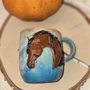 Duży kubek ceramiczny z brązowym KONIEM na zewnątrz ręcznie toczony i malowany