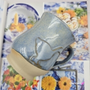 Kubek beczułka duża ceramiczny Glena Art niebieski z uszkiem i gąską do kawy herbaty ulubiony kubek ceramiczny ceramika 400 ml nakrapiane szkliwo gęś