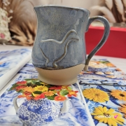 Kubek beczułka duża ceramiczny Glena Art niebieski z uszkiem i gąską do kawy herbaty ulubiony kubek ceramiczny ceramika 400 ml nakrapiane szkliwo gęś