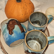 Duży kubek ceramiczny z brązowym KONIEM na zewnątrz ręcznie toczony i malowany